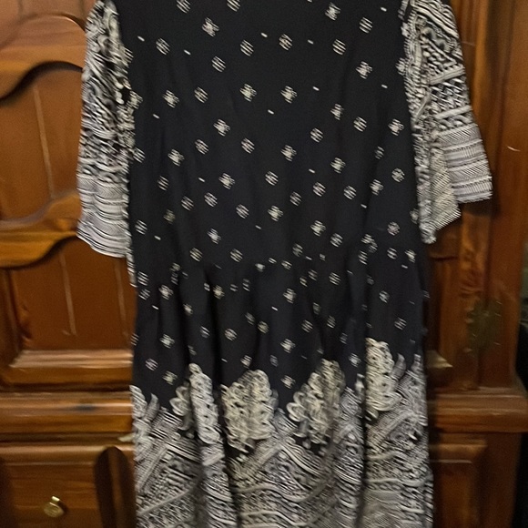 Suzanne Betro V-Neck Abstract Floral Dress - Picture 8 of 9